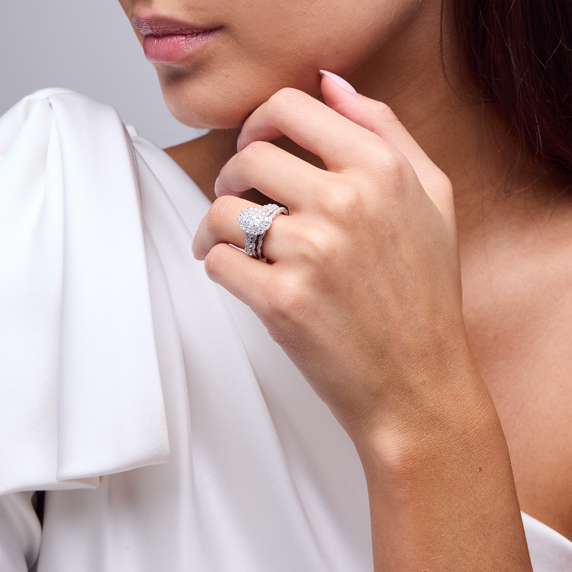 Vera Wang Love Collection 1-1/2 CT. T.W. Oval Diamond Double Frame